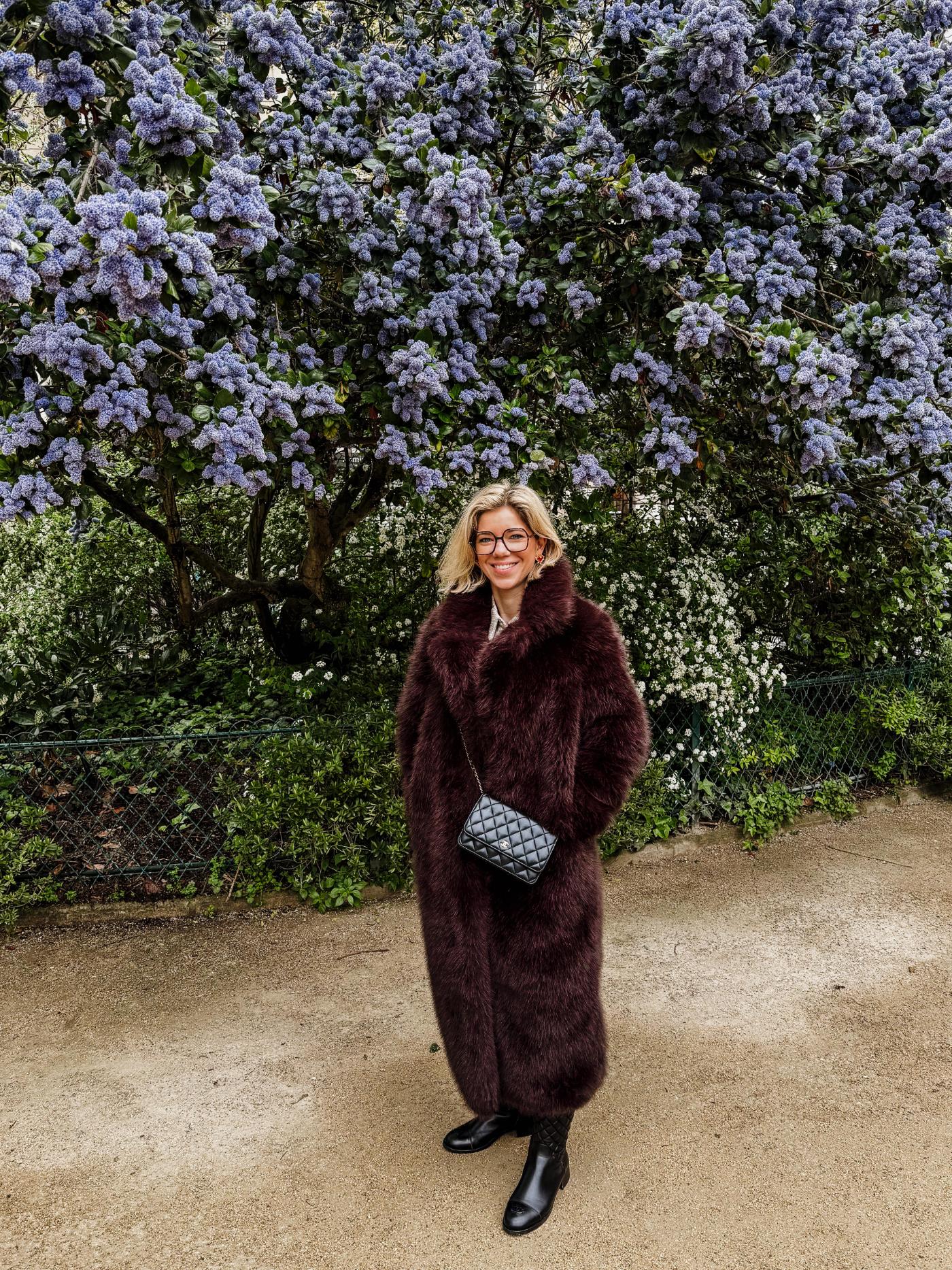 Laurence Bauffe buiten, voor een bloeiende ceanothus