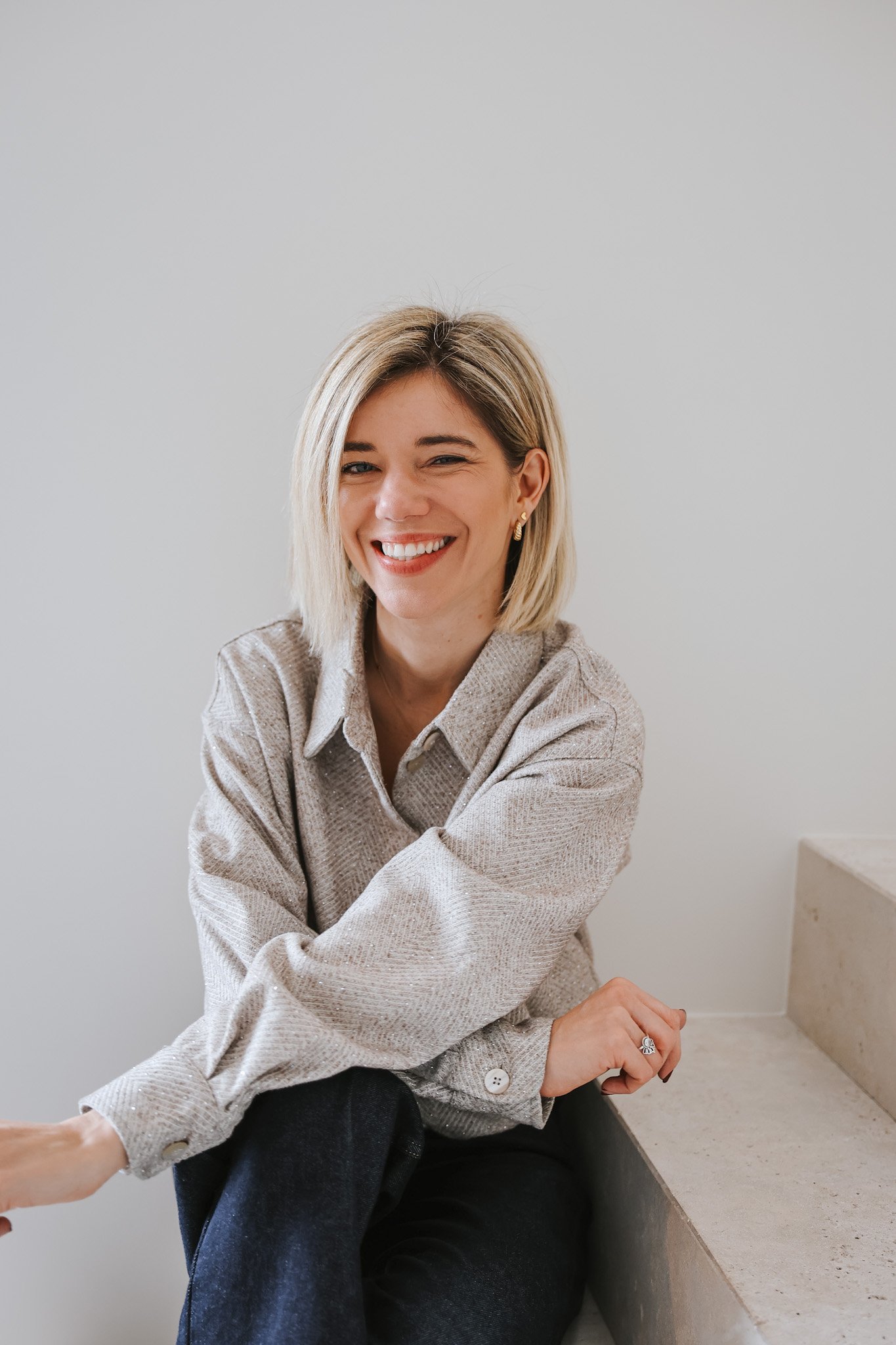 Laurence Bauffe, business coach, lachend tijdens een coachingsessie