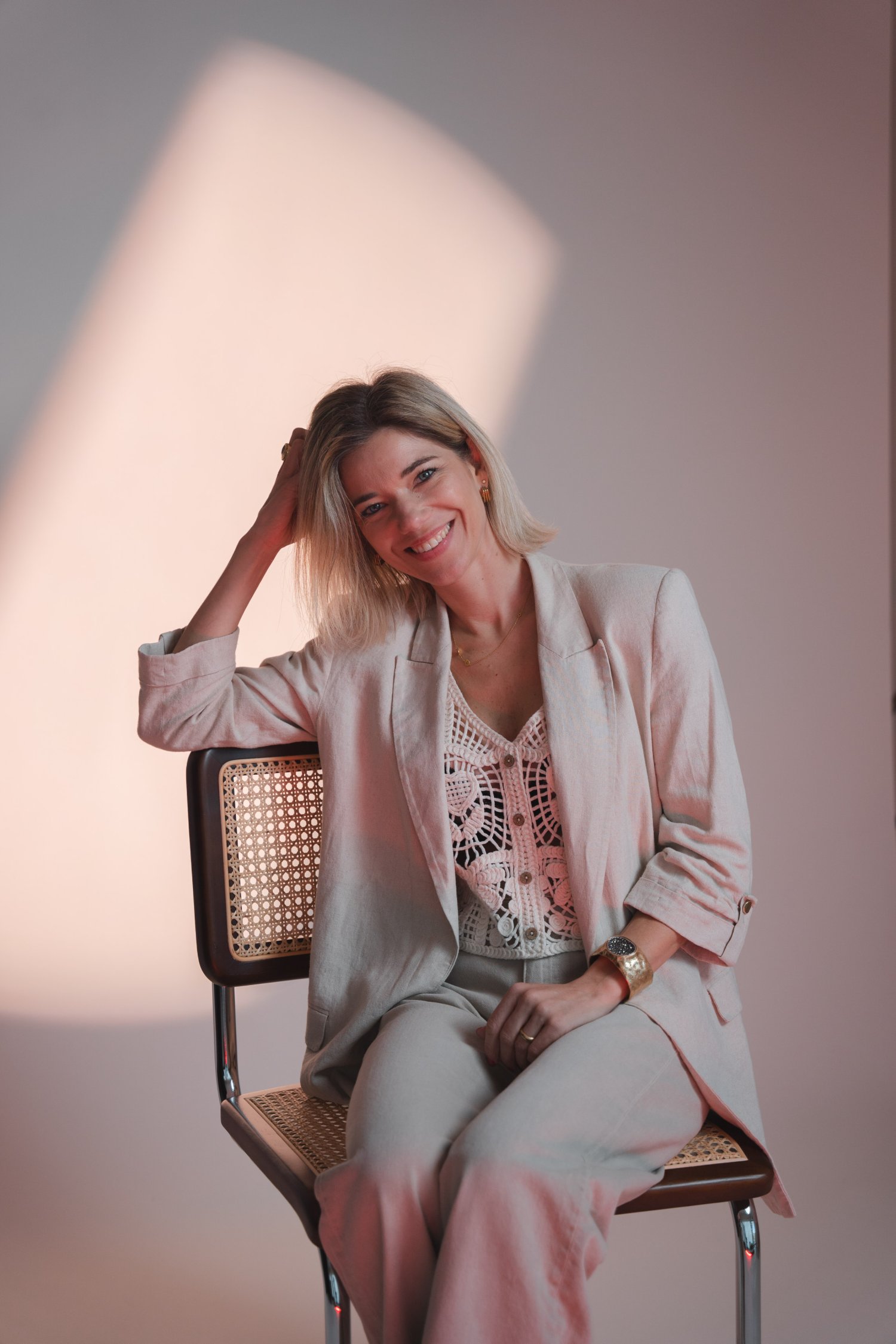 Laurence Bauffe, business coach uit Zwevegem, zittend in gesprek